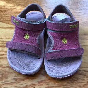 Teva toddler size 6 pink sandals